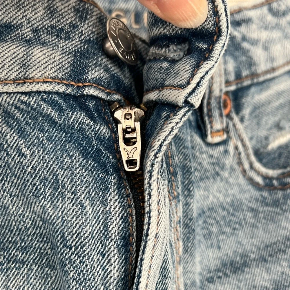 AMERICAN EAGLE BAGGY MOM SHORTS W/STRETCH‎ WAISTBAND RIPPED DENIM